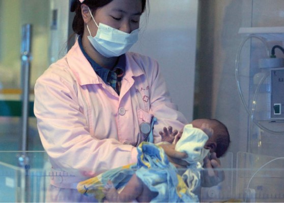 Encuentran vivo a bebé enterrado durante ocho días en China