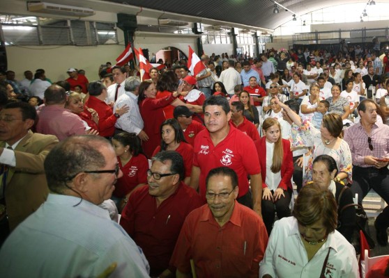 Liberales entregan planillas al TSE en medio de fiesta