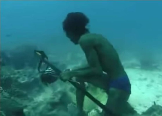 Video: Sulvan, el pescador que hace destrezas en el fondo del mar