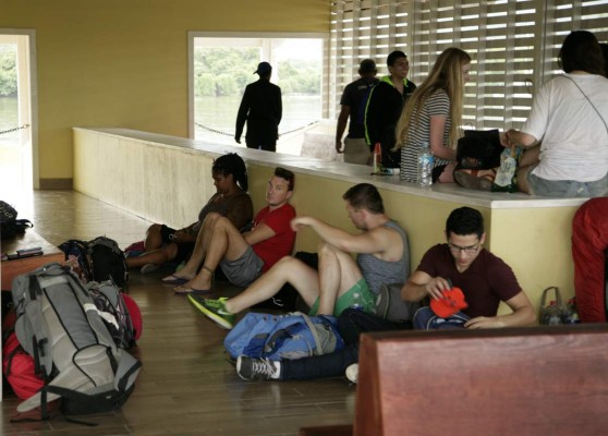 Cientos de salvadoreños varados logran viajar a Islas de la Bahía