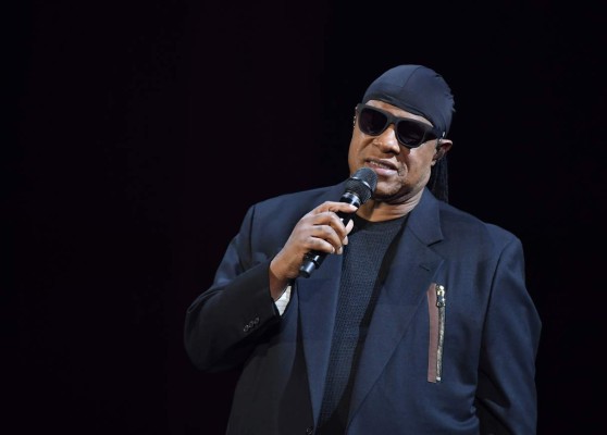 Stevie Wonder se arrodilla en respuesta a los comentarios de Trump contra la NFL  