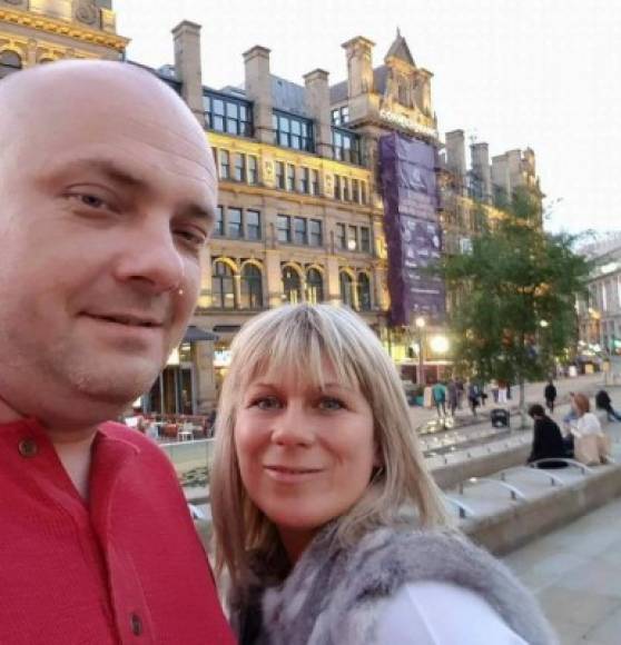 La pareja polaca dio un breve recorrido por la ciudad de Manchester mientras esperaban a que terminara el concierto de Ariana Grande para recoger a sus hijas. Esta fue la última selfie que se tomaron ese día.