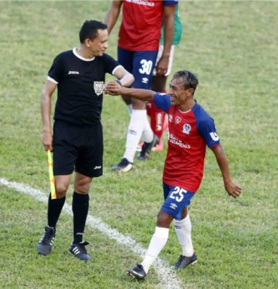 Javier Portillo saludando al árbitro asistente Omar Leiva al final del partido.