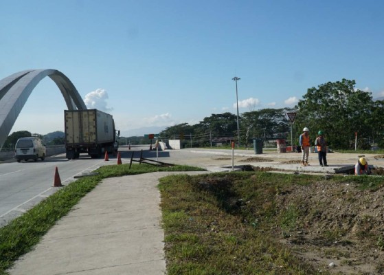 Reparan fisuras en un retorno del intercambiador del norte de San Pedro Sula