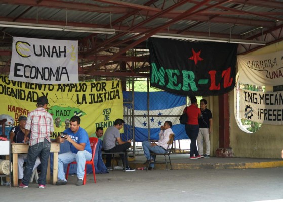 Encapuchados no sueltan los edificios de la Unah