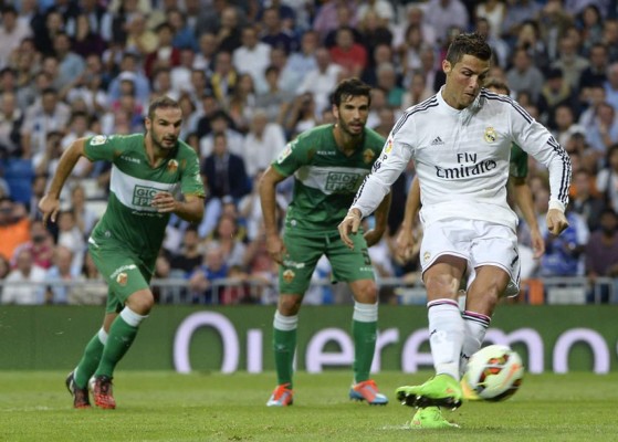 Un gigantesco Cristiano Ronaldo tumba al Elche y guía al Real Madrid