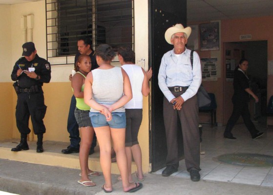 Mueren hondureñas tras volcar camión en El Salvador