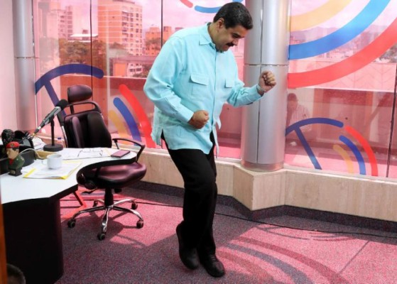 Maduro afirma que Santos le tiene 'envidia' porque 'no sabe bailar'