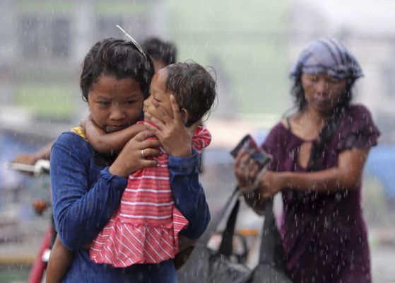 Filipinas: Miles buscan agua en medio de los cadáveres y el desastre