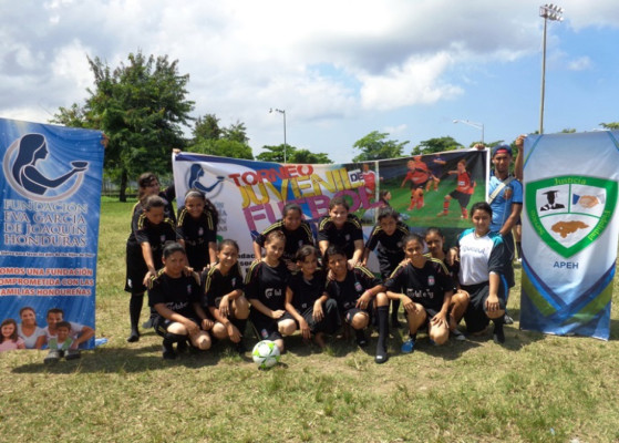 Jóvenes promueven la paz por medio del fútbol