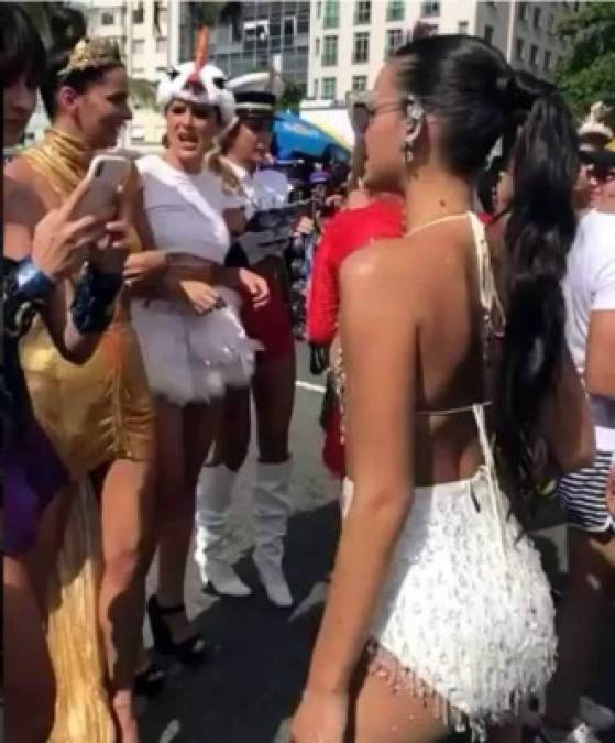 La sensual brasileña no perdió la oportunidad para bailar en las calles de Río.