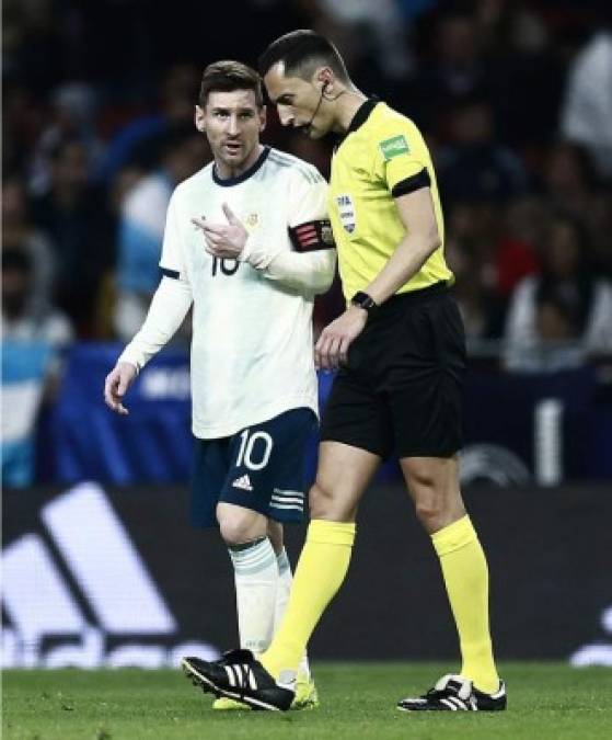 Messi charlando con el árbitro del partido.