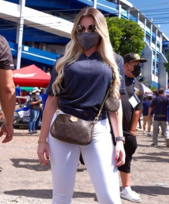 Aficionada salvadoreña de nombre Vanesa Osorto robó miradas en las fueras del estadio.