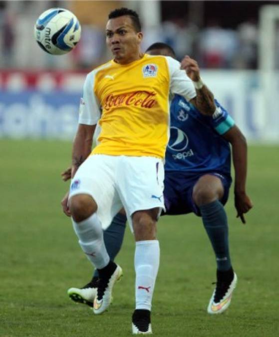 Arnold Peralta debutó con el Olimpia en un clásico frente al Motagua.