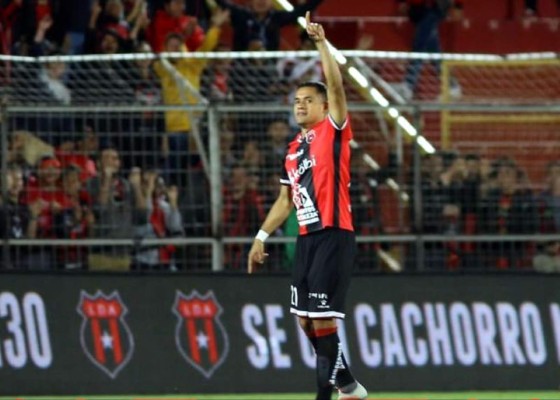 Roger Rojas firma una noche espectacular y rescata al Alajuelense con un hat-trick