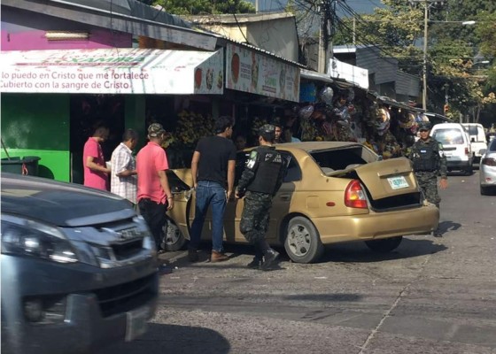 Impacto entre dos autos provoca pánico entre vendedores de flores en Guamilito