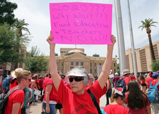 Más maestros protestan en EEUU por mejores condiciones  