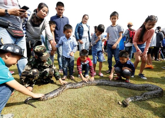 En Tailandia, los niños juegan con armas de guerra en su día nacional