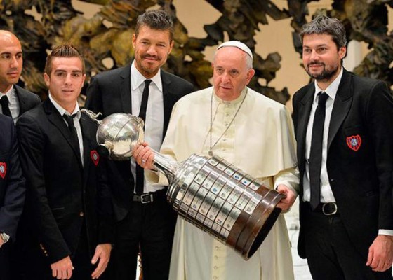El papa Francisco recibió la Copa Libertadores en el Vaticano