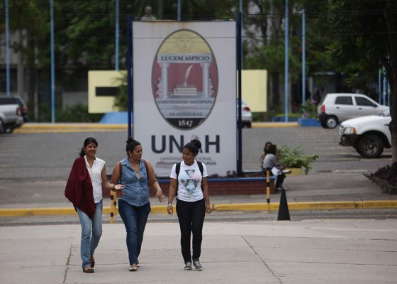 La Unah entregará becas a otros 300 alumnos