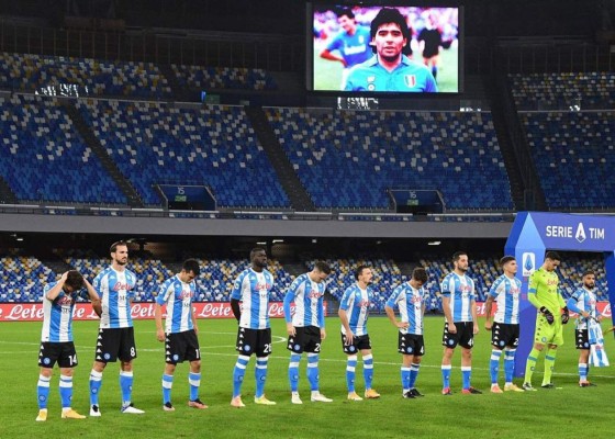 Napoli honra a Maradona y Argentina con especial camiseta blanca y celeste