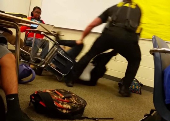 Despiden a policía que atacó a estudiante afroamericana en EUA