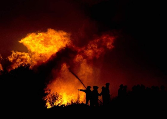 Siguen activos varios focos del incendio en Valparaíso; Envían ayuda
