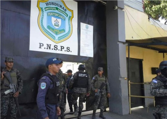 Realizan fuerte operativo de registro en el centro penal de San Pedro Sula