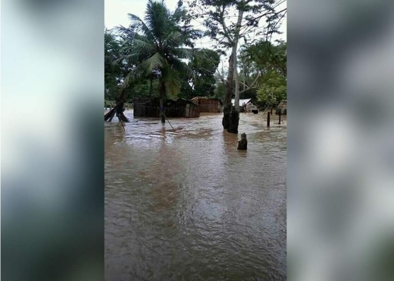 Ríos mantienen sin paso pueblos de Iriona y La Mosquitia