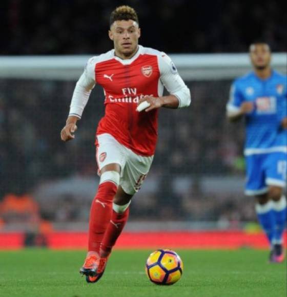 Oxlade-Chamberlain: En el Arsenal quieren que el mediocampista siga en el equipo por lo que buscan una renovación.