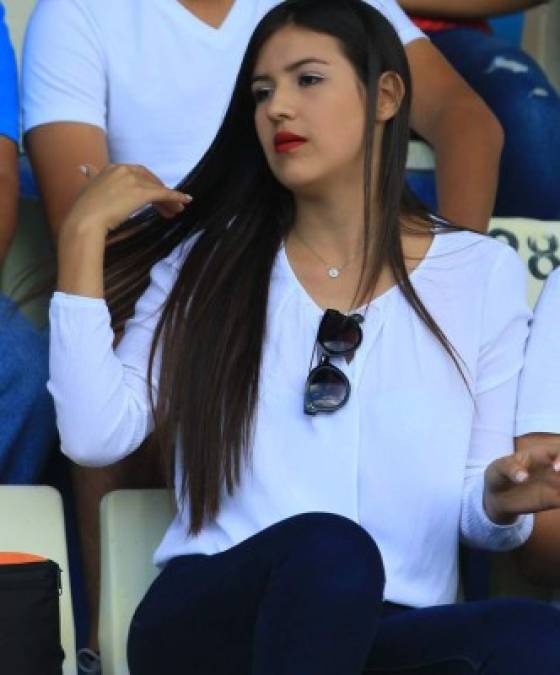 Esta fue una de las mujeres más hermosas que se hizo presente al clásico Olimpia vs Marathón en el estadio Nacional de Tegucigalpa.