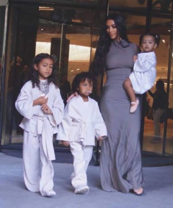 Además de bautizarse, los niños pequeños tienen una visión cercana de su religión durante los Servicios Dominicales de West.<br/><br/>Mientras que la fe cristiana se celebra durante estos servicios, Kardashian ha señalado que en realidad no es una iglesia.<br/><br/>'Es más que una experiencia curativa', compartió una vez. 'No hay oración, no hay sermón, ni palabra, solo música, y solo un sentimiento, y es cristiano'.