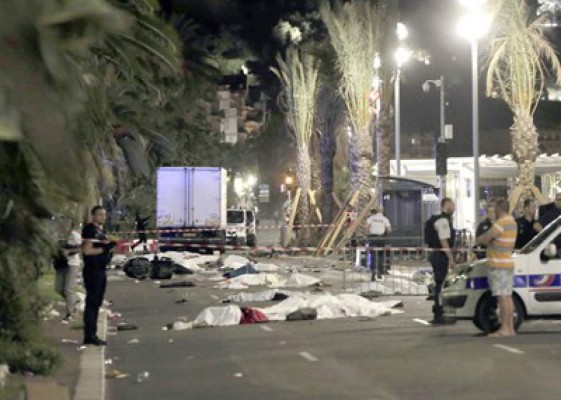 (160714) -- NIZA, julio 14, 2016 (Xinhua) -- Cuerpos permanecen en el suelo cerca del sitio donde un vehículo embistió a una multitud, en Niza, Francia, el 14 de julio de 2016. Un camión embistió a la multitud en Niza, sur de Francia, lo que causó la muerte de cerca de 60 de personas y dejó más de 100 heridos, informaron medios locales en las primeras horas del viernes. (Xinhua/Franck Fernandes/Maxppp/ZUMAPRESS) (da) (dp) ***DERECHOS DE USO UNICAMENTE PARA NORTE Y SUDAMERICA***