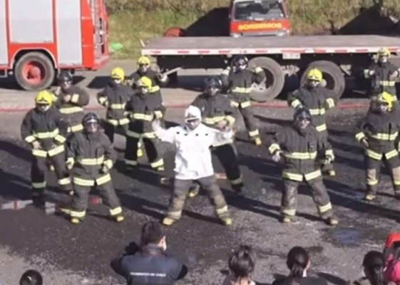 Los voluntarios realizaron un espectacular zumbatón para recaudar fondos y lo hicieron con el pesado traje de bombero puesto. Foto YouTube.