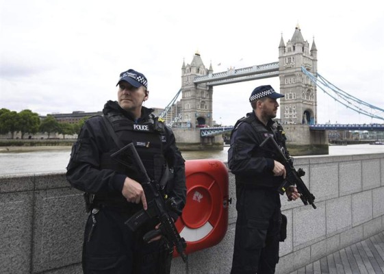 Dos policías hacen guardia en las proximidades del puente de Londres. EFE