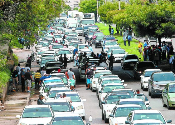 Transportistas exigen bono, no pagar matrícula y que les permitan trabajar