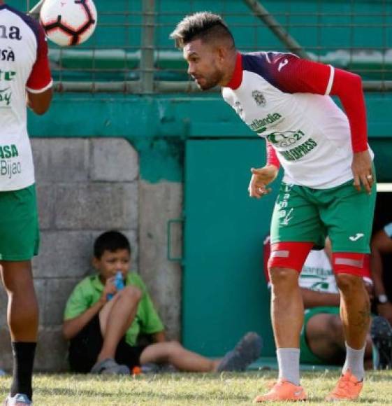 Carlos Discua: El mediocampista es agente libre luego de que finalizó su contrato con Marathón: 'El contrato con Marathón se terminó y de momento no se han acercado para hablar, por la situación se entiende. Se deben como dos meses de salario', indicó.