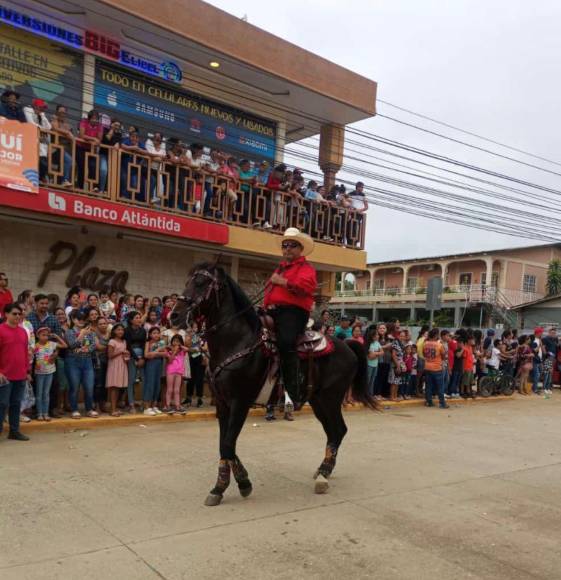 El desfile hípico y carnavalero lo encabezó el comité de feria y autoridades municipales de Azacualpa, mismo que cerró con éxito el recorrido por el pueblo.