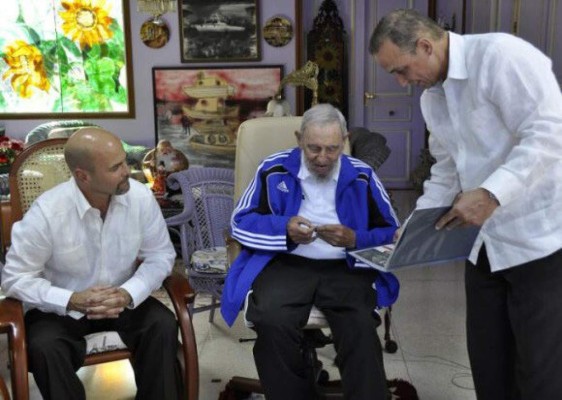 En una de las fotos publicadas por Cuba Debate, aparece Castro junto a dos de los agentes cubanos del grupo de 'Los cinco', Fernando González y René González.