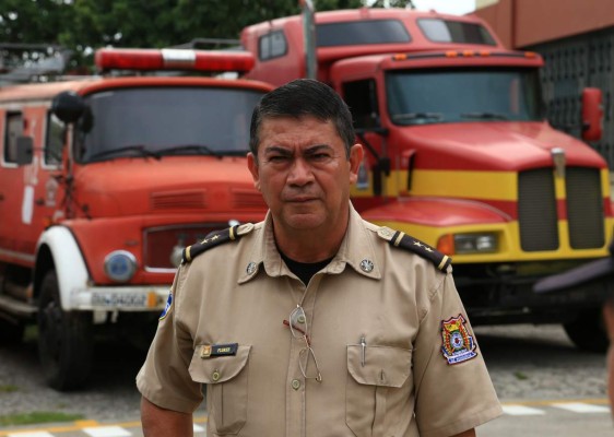 Con las uñas trabajan los bomberos sampedranos