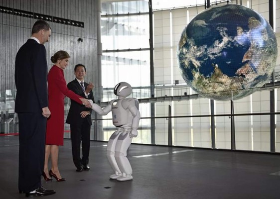 El robot Asimo recibe a Reyes en su visita para apoyar cooperación científica