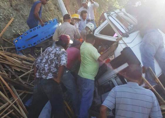 Muere conductor que se estrelló con camión cargado de madera