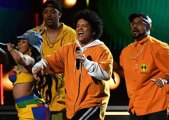 La energía de Bruno Mars contagia en los Grammy
