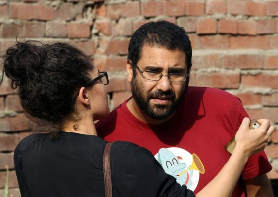 Sale de prisión tras 5 años el activista egipcio icono de la lucha prodemocracia