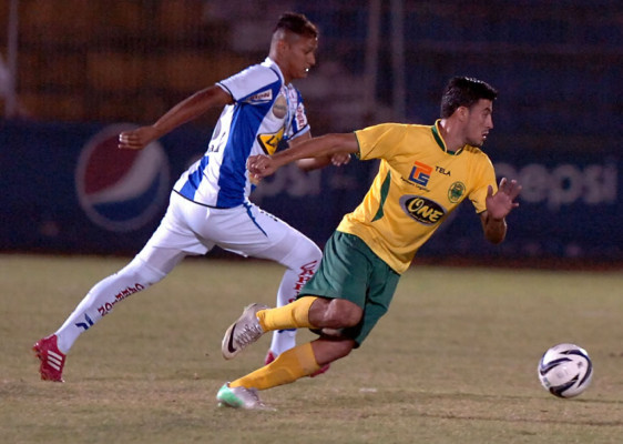 Un triplete de Rony Flores da triunfo al Victoria ante irreconocible Parrillas