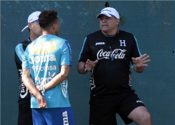 Luis Suárez se pone serio con Arnold Peralta