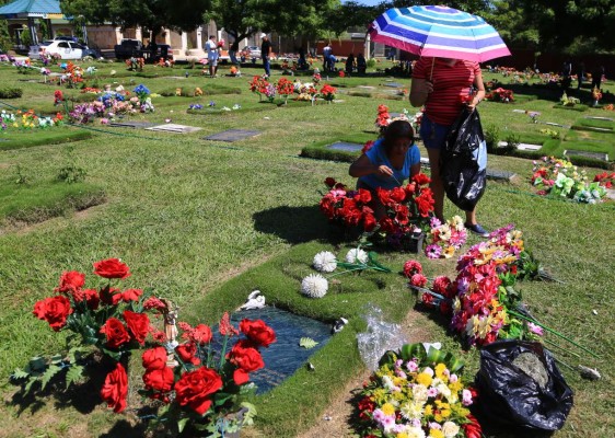 Hondureños visitan cementerios recordando a sus muertos