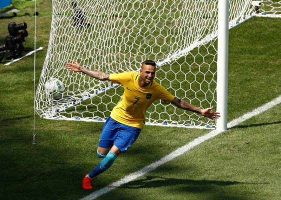 El jugador Luan celebra el gol que marcó Neymar a los 16 de segundos, el más rápido en el estadio Maracaná en el encuentro entre las selecciones de Brasil y Honduras por las semifinales de los Juegos Olímpicos de Río.