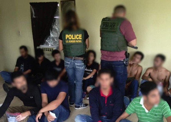 Inmigrantes hondureños se entregan a la Patrulla Fronteriza en Texas