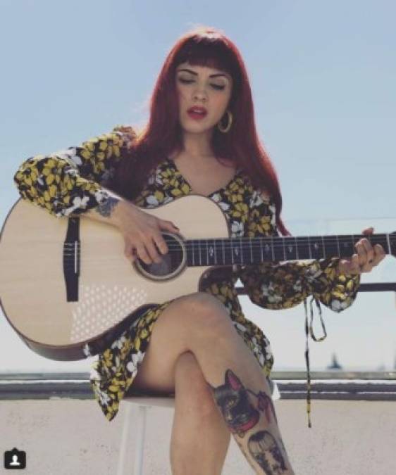 Norma Monserrat Bustamante Laferte (35) más conocida como Mon Laferte, es una cantante y compositora chilena. Ejecuta diversos instrumentos musicales y sus principales influencias son el rock, blues y pop.<br/><br/>Imágenes tomada del Instragram: monlaferte